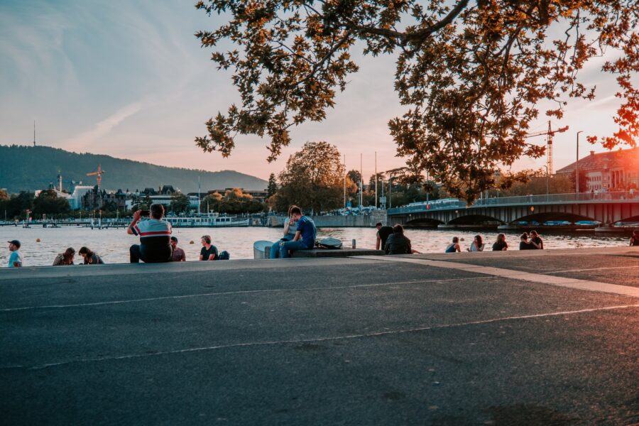Bellevue Promenade am See in Abendstimmung