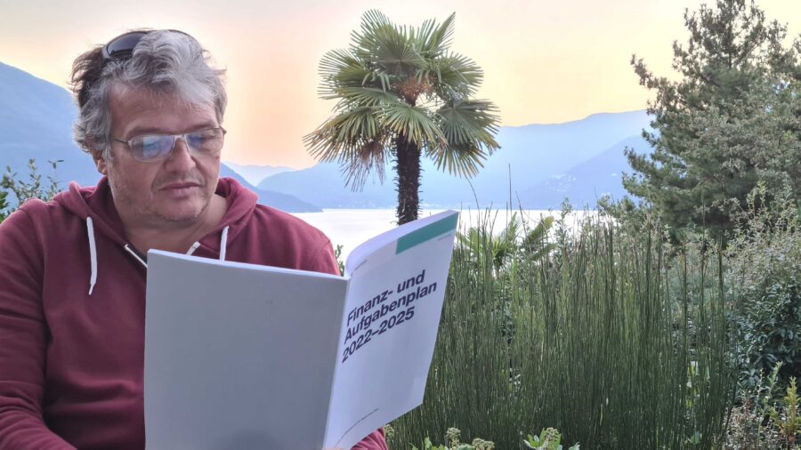 Walter Angst beim Lesen des städtischen Finanzplans